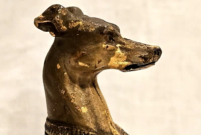 Estatuilla de perro Whippet de bronce sentado de Viena Foto 1 de 4