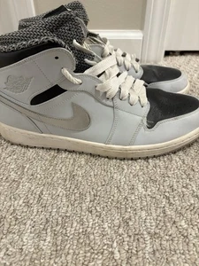 Jordan 1 Retro Mid - Platino Puro Metálico Plateado Negro Para Hombre Talla 13 - Imagen 1 de 15