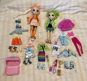 Rainbow High Dolls Poppy Rowan Jade Clothes Shows Hangers Tulip Mugs Lot - Picture 1 of 11