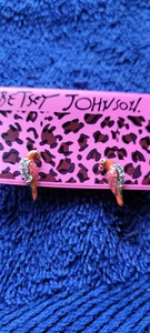 New Betsey Johnson Earrings Parrots Tropical Collectible Decorative Nice Dressy - Picture 1 of 3