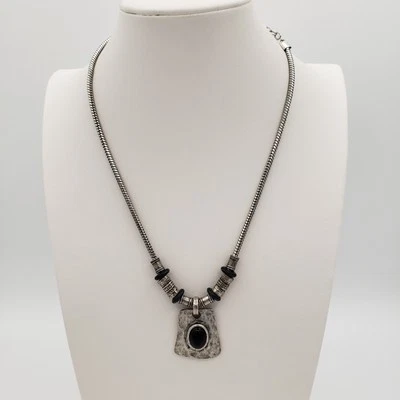 Collar Chicos Martillado Plata Oxidada con Colgante Negro "Piedra" Brutalista 17" Foto 1 de 4