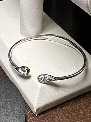 Nadri 美丽铰边泪珠袖口手链/银色/透明/铺石 — 第 1/4 张图片