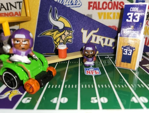 2023 (2022) NFL Series 11 Teenymates Minnesota Vikings RB Dalvin Cook fig/locker Cover