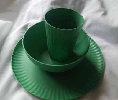 3 pcs Mainstays Plastic ribbed Dinner Plates,Cereal Bowls &Tumblers 18 oz green - Image 1 of 4