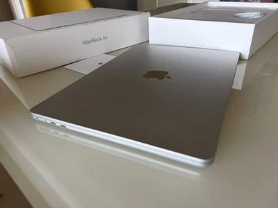 Apple MacBook Air M4 13'' - 16GB RAM - 256GB SSD Midnight COME NUOVO  - Immagine 1 di 4
