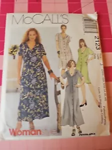 Abiti vintage McCalls modello 2123 tucks davanti 4 vedute taglie 26W 28W 30W NON TAGLIATI - Foto 1 di 4