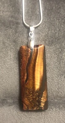 Colgante de piedras preciosas alargadas de ojo de tigre hecho a mano en cadena de serpiente de plata Foto 1 de 4