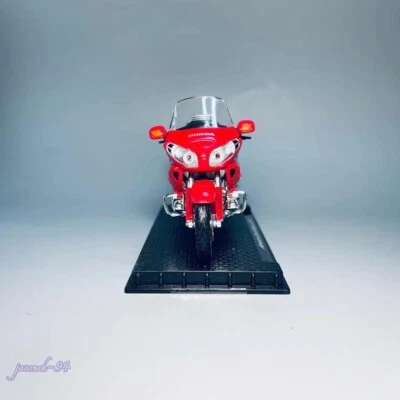 Honda Gold Wing 2004 Alloy Motorcycle Model 1:24 with Acrylic Cover Red - Image 1 of 4