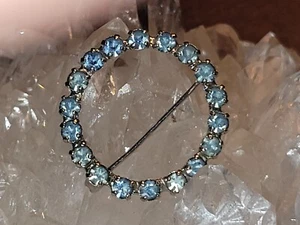 Vintage Prong Set Light Blue Rhinestone Circle Round Brooch - Imagen 1 de 4