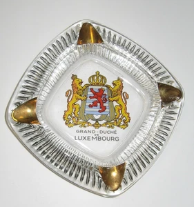 Cenicero de cigarros de cristal de vidrio-Grand Duche' de Luxembourg 5,25" adorno dorado 4 ranuras - Imagen 1 de 7