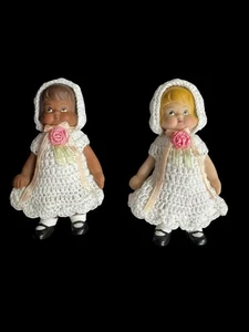 Daisy Kingdom Dolly Puppen 3,5" dunkle/helle Haut gehäkeltes Kleid 2er Set - Bild 1 von 7