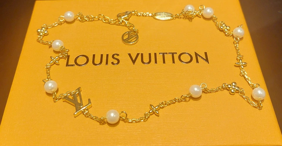 COLLAR FIRMA PERLAS LOUIS VUITTON - Caja y bolsa antipolvo incluidos Foto 1 de 4
