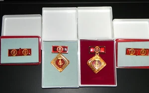 4 Stück Orden Abzeichen Anstecker DDR - sozialistische Art leben/arbeiten - Bild 1 von 8