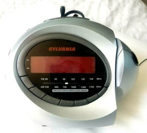 Sylvania Projection AM/FM Radio Desk Clock SCR1320 - Picture 1 of 6