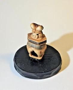 Netsuke des Akrobaten stehend auf dem Kopf auf dem Podest - Bild 1 von 3