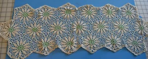 3767 Hand crochet small ecru & green runner, Daisy pattern - Picture 1 of 2