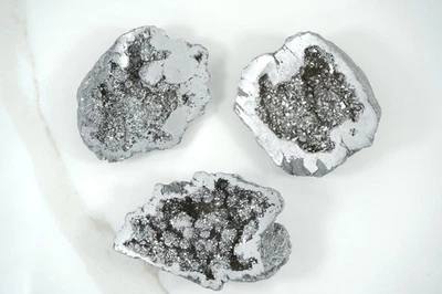 Geode Aqua Aura Argento – 6/7 cm – Alta Vibrazione & Luce Metallizzata minerale - Immagine 1 di 4