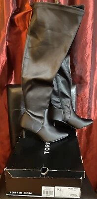 Botas tórridas por encima de la rodilla con tacones  Foto 1 de 4