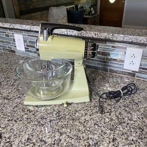 Vintage Sunbeam Mixmaster Avocado Green 12 Speed Stand Mixer Bowls, Beaters 70’s - Picture 1 of 6