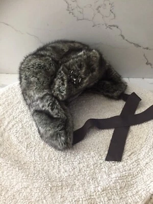 Sombrero para mujer Juicy Couture estilo trampero de piel sintética con joyas Foto 1 de 4