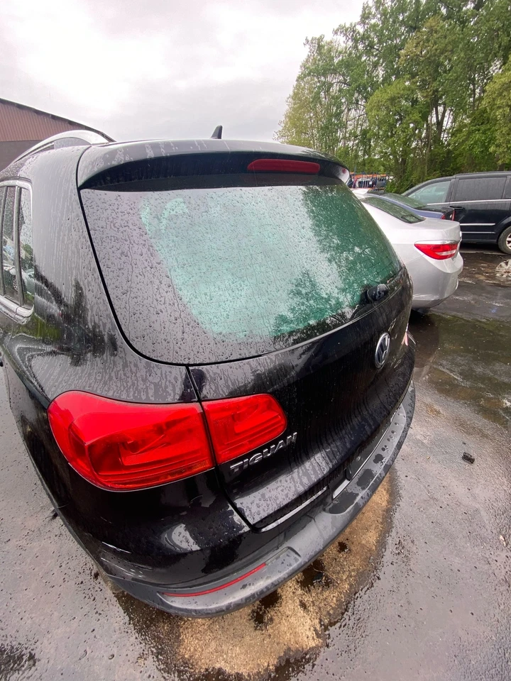 Used Deck Lid fits: 2013 Volkswagen Tiguan spoiler w/o sport package w/o camera - Imagem 1 de 4