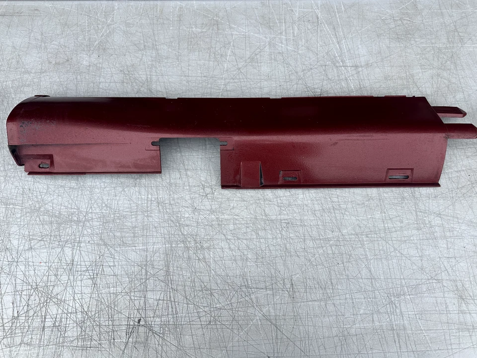 AUDI 4000 1985 FALDÓN LATERAL INFERIOR PANEL BASCULANTE MOLDURA LADO TRASERO DERECHO - ROJO OEM Foto 1 de 4