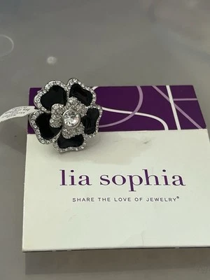Anillo Flor Estrás Brillante Lia Sophia y Esmalte Negro Placa Plata Talla 8 Foto 1 de 4
