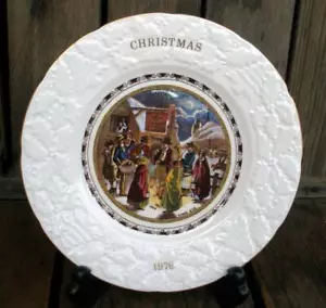 Vintage 9" COALPORT Bone China 1976 Christmas Plate Gold Border 1st Issue - Picture 1 of 10