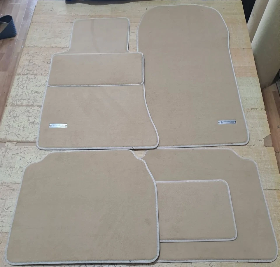 W124 梅赛德斯奔驰丝绒地毯垫套装米色-新产品 — 第 1/1 张图片