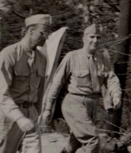 Vintage Echt Foto Soldaten auf der Flucht Militär Uniform um 1950 - Bild 1 von 2