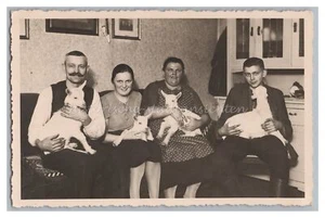 Familie mit Lämmchen an Ostern 1939 - Altes Foto 1930er - Picture 1 of 2