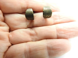 Pendientes perforados de aro pequeños de metal tono oro oscuro grabados con flor rosa de colección - Imagen 1 de 3