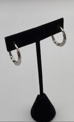 Pendientes de aro retorcidos de forma redonda de oro blanco 14K 585 de 1,22 gramos Foto 1 de 4