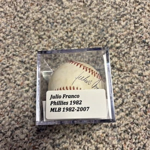 baseball firmato julio franco con custodia, Phillies, Indians, Rangers - Foto 1 di 7