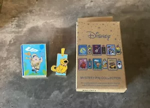 Disney Pixar Up Russell Con Red Y Cavó El Perro Libro Y Marcador Pin Set NUEVO - Imagen 1 de 1
