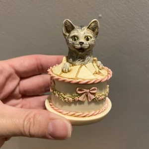 Harmony Kingdom “Gateau” Amante de los Gatos Pastel de Cumpleaños Broma del Tesoro 2002 con Caja - Imagen 1 de 12
