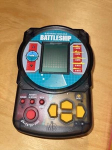 VINTAGE 1995 ELECTRONIC HANDHELD BATTLESHIP GAME BY MILTON BRADLEY 4633 Tested - Picture 1 of 2