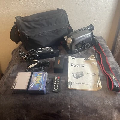 JVC GR-AX920 Compact VHS Camcorder - tested & works - Image 1 of 4