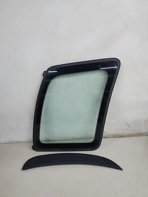 Chevy Tracker Suzuki Grand Vitara 1999-2004 cuarto de vidrio lado derecho fabricante de equipos originales con moldura Foto 1 de 3