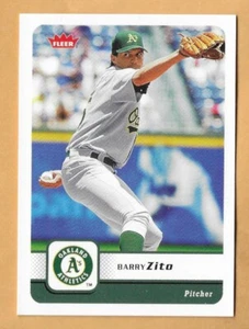 Barry Zito Oakland Athletics #28 - Fleer casi nuevo-como nuevo 2006 - Imagen 1 de 2