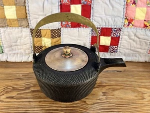 19th Century 3 Footed Tetsubin Chôshi Cast Iron Saki Warmer with Arare Pattern - Picture 1 of 12