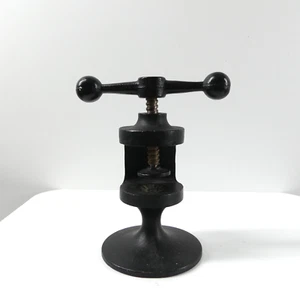 Antiguo cascanueces de hierro fundido husillo cascanueces Robert Welch Inglaterra - Imagen 1 de 5