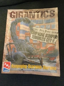 AMT ERTL Gigantics Rampaging Scorpion Diorama MODELLBAUSATZ 8390 NEU - Bild 1 von 2