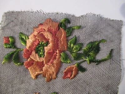 Médaillon de tulle noir brodé d'une fleur ancien 1930 7 cm x 13,5 cm - Photo 1/3