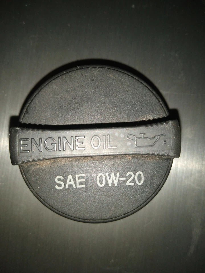 Óleo de tampa de óleo genuíno Toyota Corolla Camry Prius Highlander RAV4 0W20 2010 2017 - Imagem 1 de 1