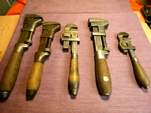 7 VINTAGE TOOLKIT ADJUSTABLE SPANNERS WRENCH STEAM AUTOJUMBLE STALL AUTOMOBILIA - Foto 1 di 8