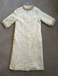 Vintage Lisanne gesteppter Morgenmantel creme goldene Stickerei volle Knopfleiste 2 Taschen USA - Bild 1 von 19