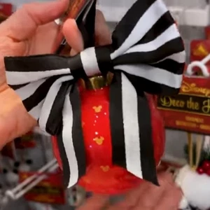 Disney Parks Deko The Halls Mickey rot gold Ikone Schleife Weihnachtsschmuck NEU - Bild 1 von 2