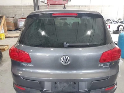 Used Deck Lid fits: 2013 Volkswagen Tiguan spoiler w/o sport package w/o camera - Imagem 1 de 4