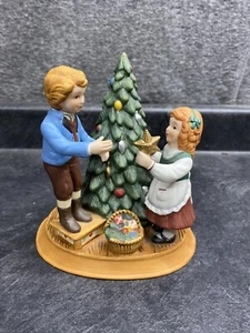 Christmas Memories Figurine Second Edition “ Keeping the Christmas Tradition” - Picture 1 of 8